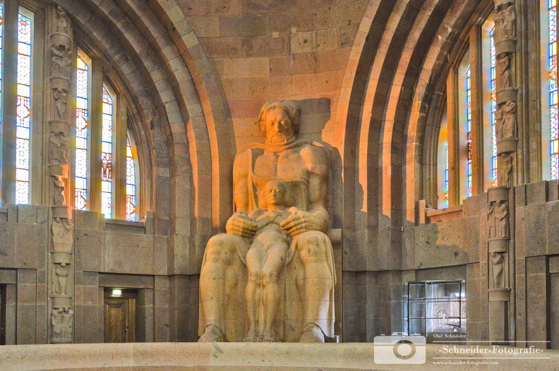 Ruhmeshalle mit einem der Totenwächter